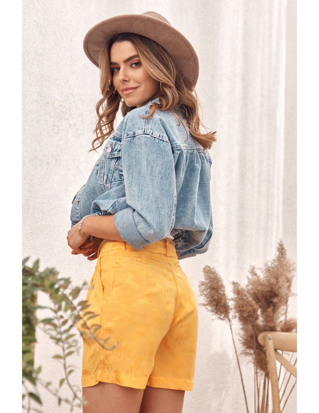 Pantaloni scurți cu talie înaltă cu model în relief, galben MP47359 - Magazin online - Boutique